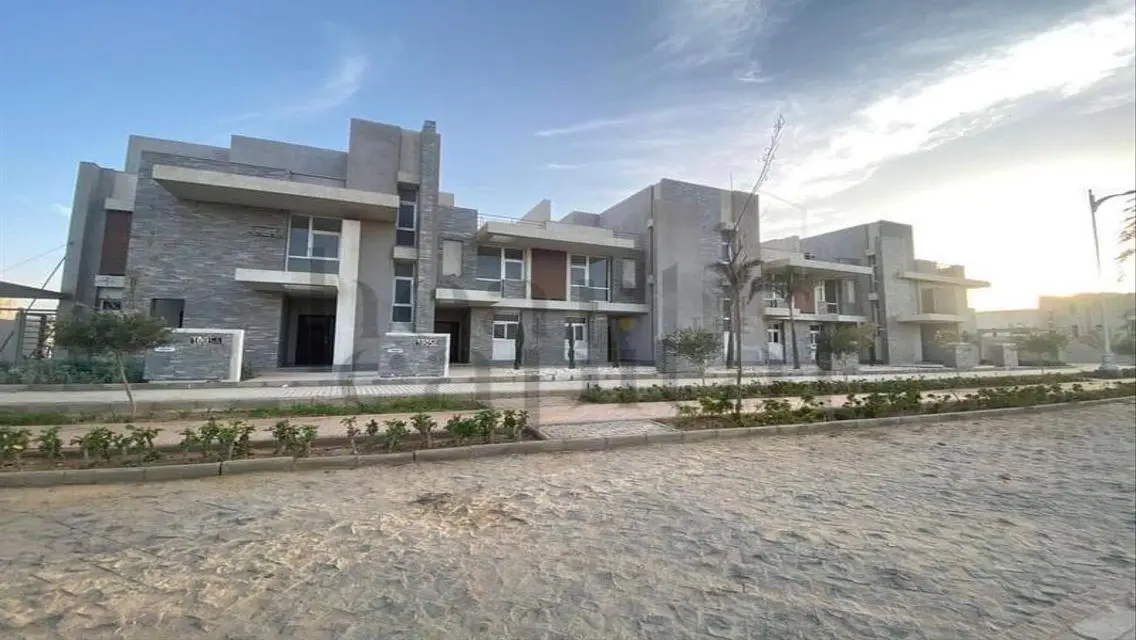 Middle Townhouse for Sale in Al Maqsed