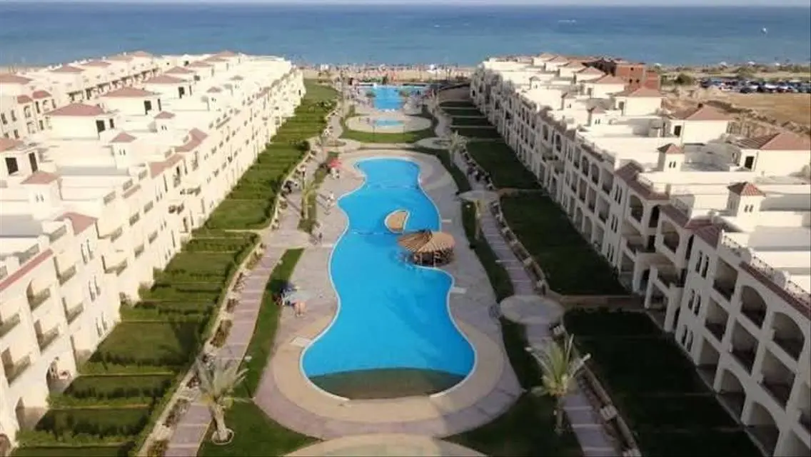 Luxury Apartment Overlooking Lakes with Shared Pool