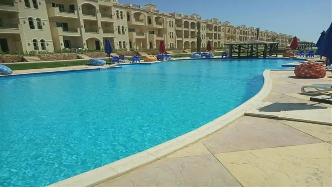 Luxury Apartment Overlooking Lakes with Shared Pool