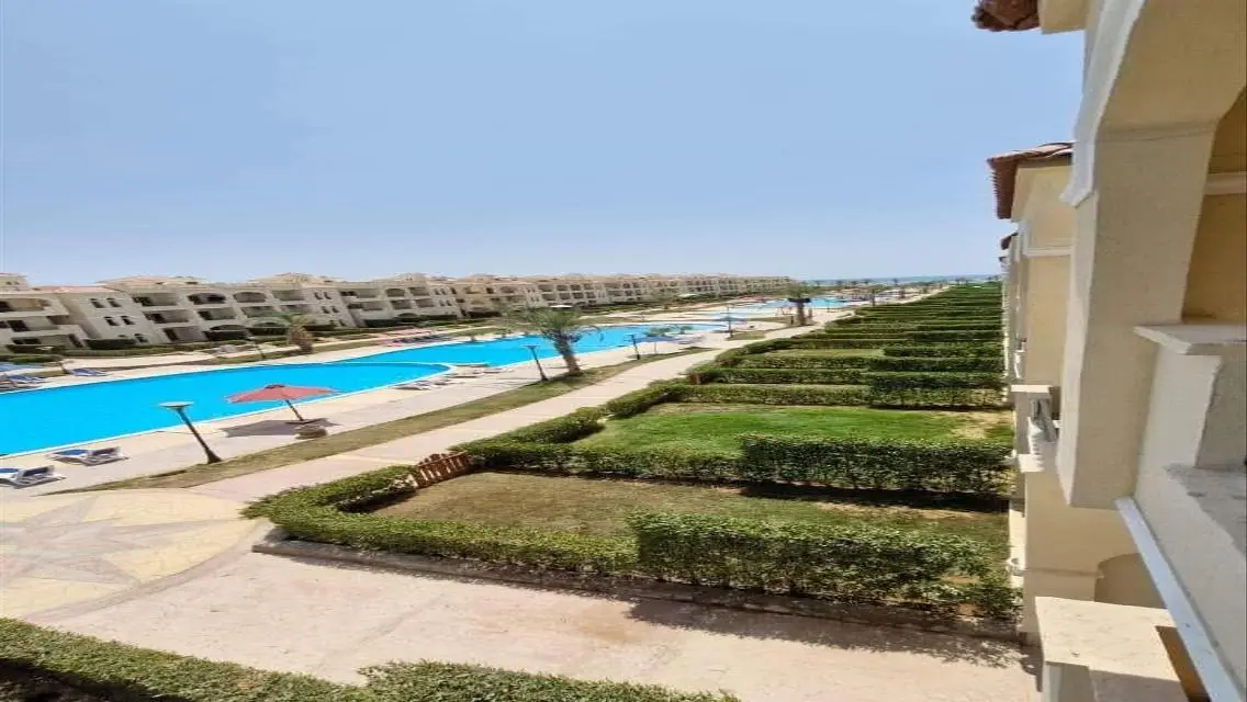Luxury Apartment Overlooking Lakes with Shared Pool