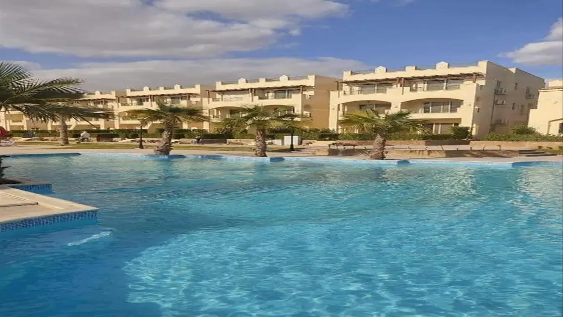 Luxury Apartment Overlooking Lakes with Shared Pool