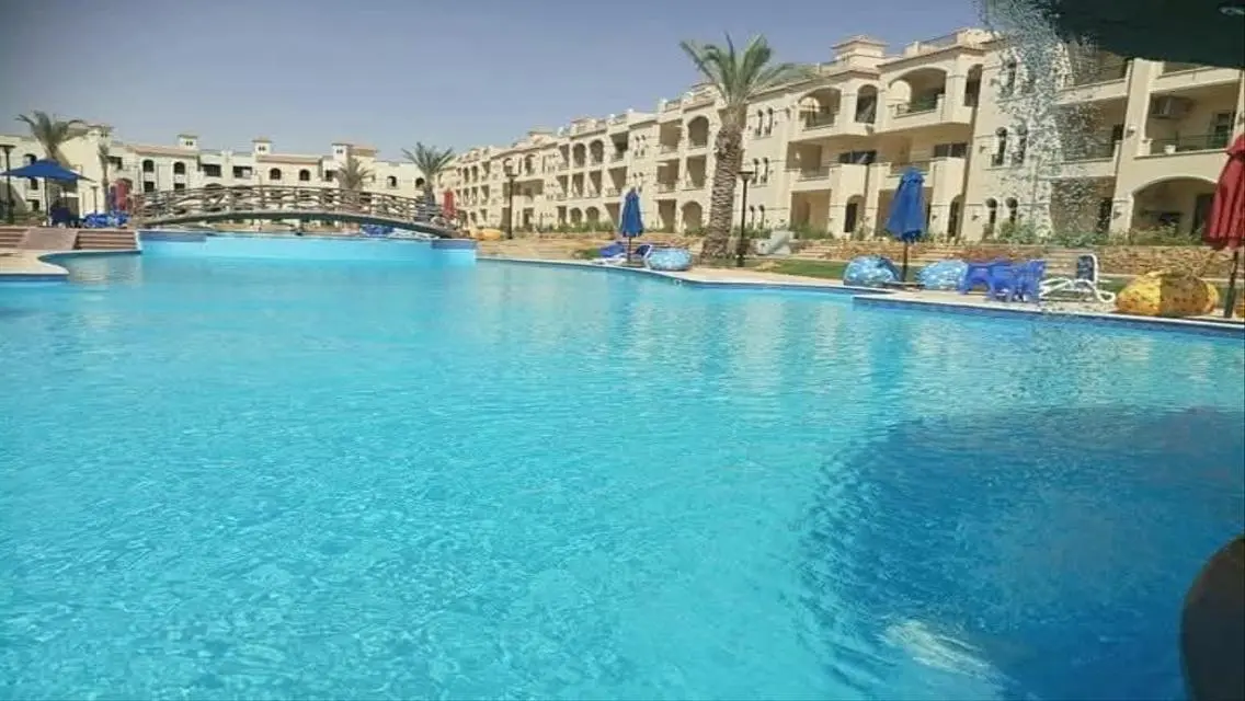 Luxury Apartment Overlooking Lakes with Shared Pool