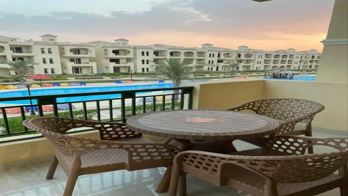 Luxury Apartment Overlooking Lakes with Shared Pool
