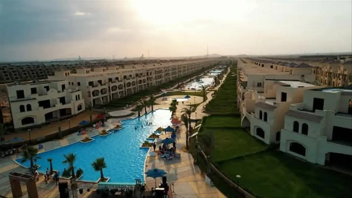 Luxury Apartment Overlooking Lakes with Shared Pool