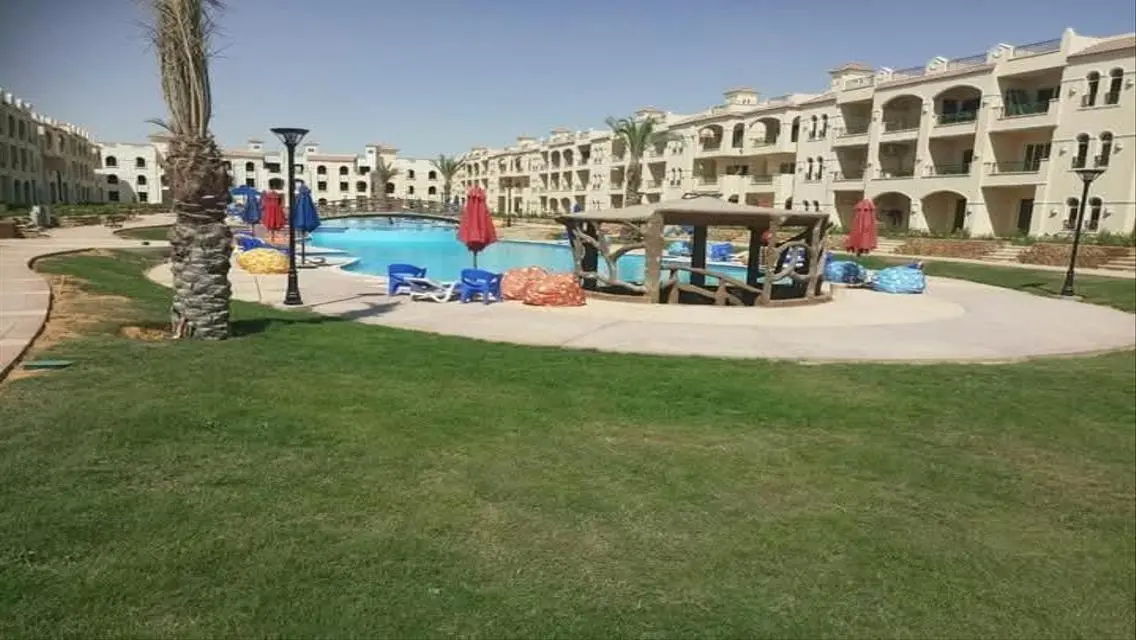 Luxury Apartment Overlooking Lakes with Shared Pool
