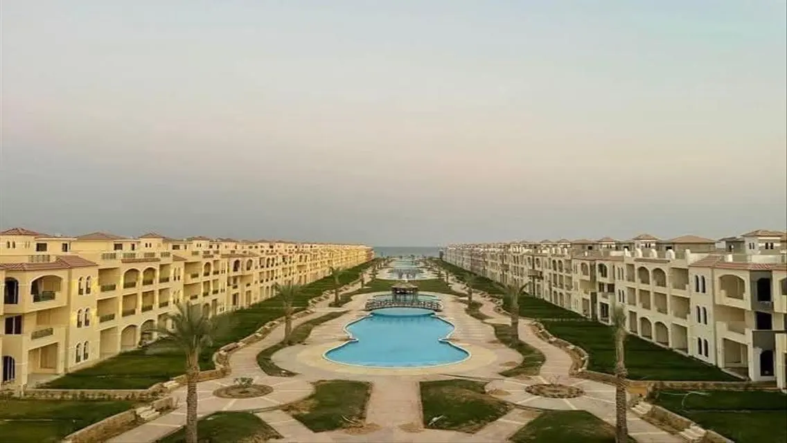 Luxury Apartment Overlooking Lakes with Shared Pool