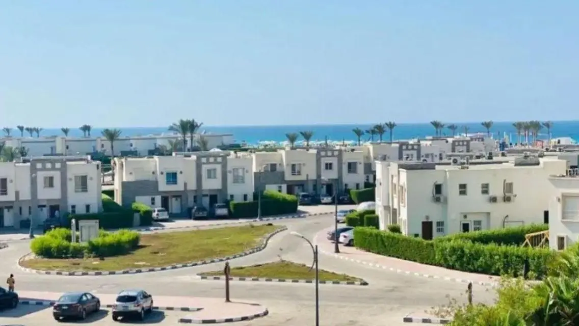 أخر توين صف أول من البحر متشطب بالتكييفات في أمواج