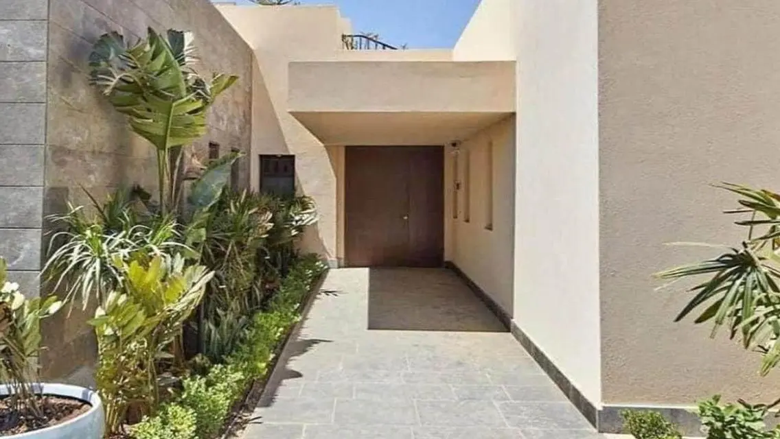 Townhouse corner in front of Mall of Egypt