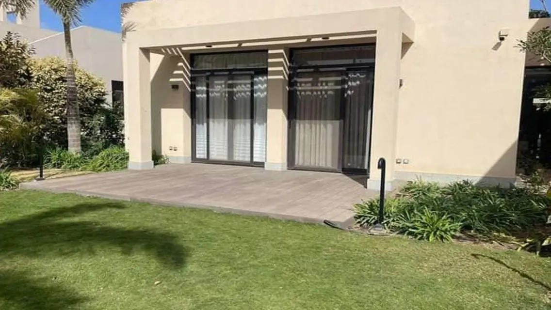 Townhouse corner in front of Mall of Egypt