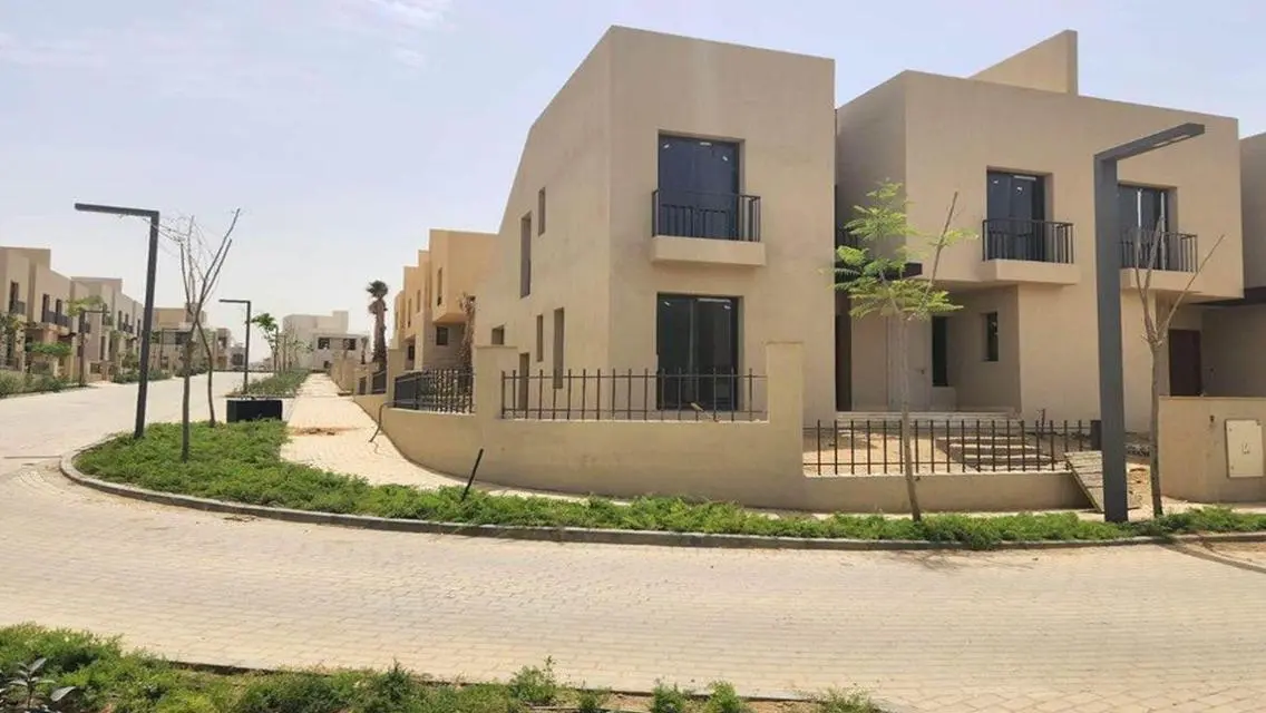 Townhouse corner in front of Mall of Egypt