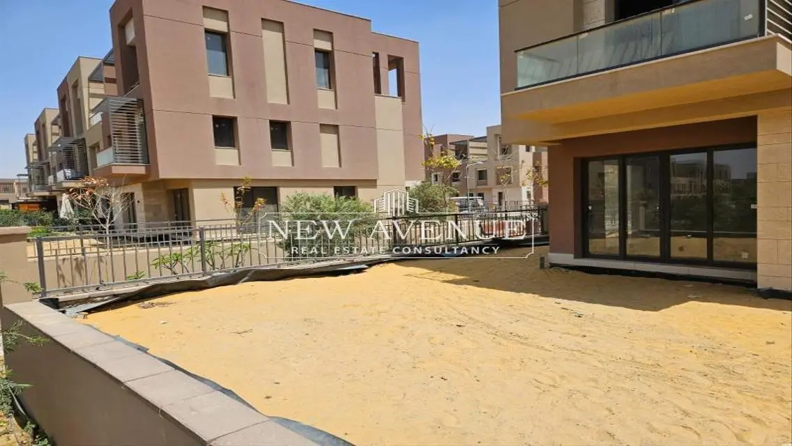 Townhouse corner ready to move - in district 5