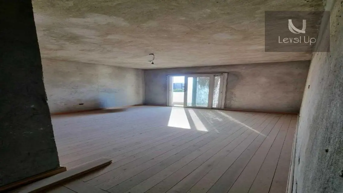 Luxurious Apartment for Sale with Spacious Layout Near Lakes