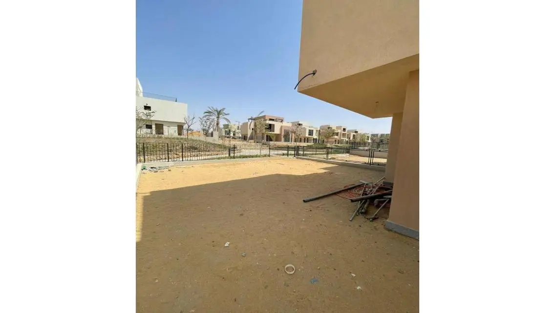 فيلا توين هاوس للبيع سوديك ايست كمبوند موقع مميز