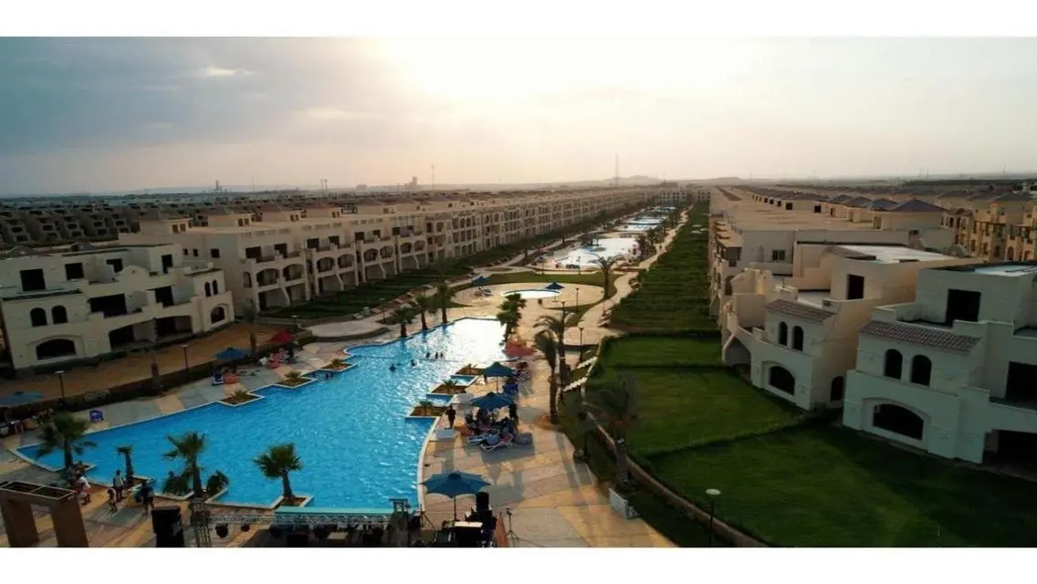 With roof - Pools View