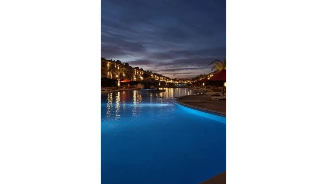 With roof - Pools View