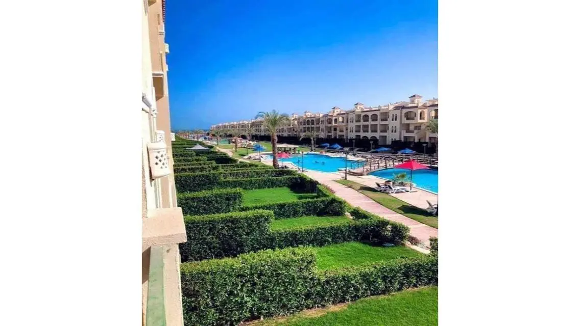 With roof - Pools View