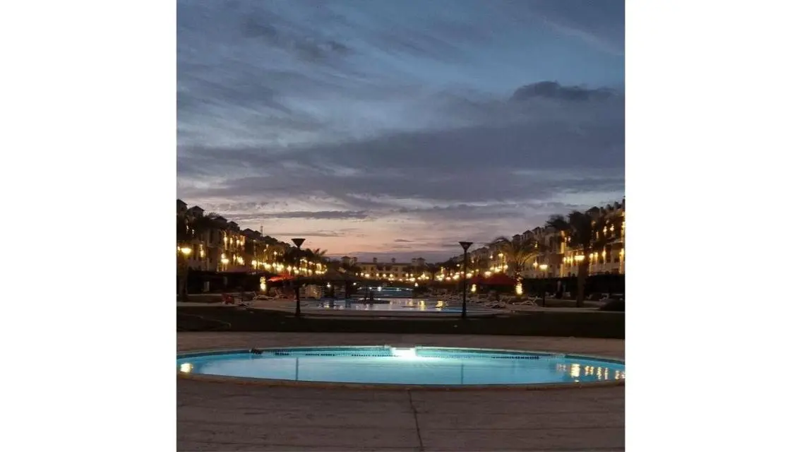 With roof - Pools View