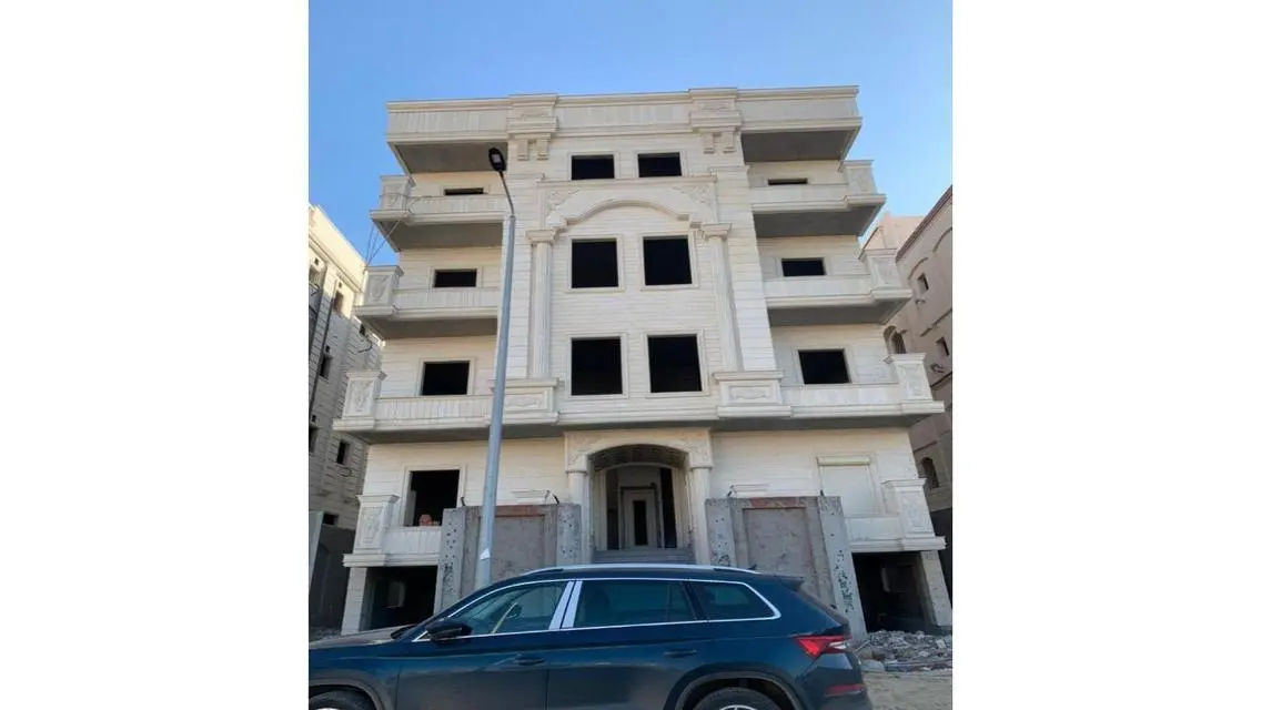 فيلا فاخرة للبيع مع مسبح وحديقة خاصة