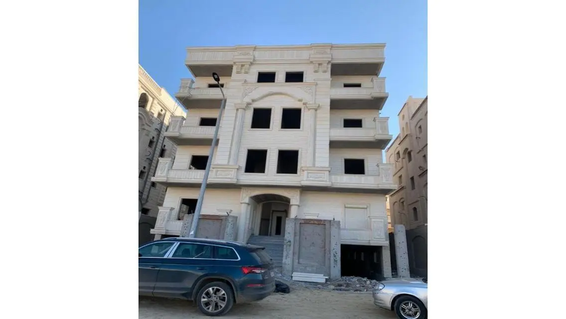 فيلا فاخرة للبيع مع مسبح وحديقة خاصة