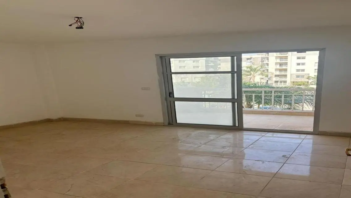 شقة بمساحة كبيرة في مدينة مدينتي بالقاهرة الجديدة