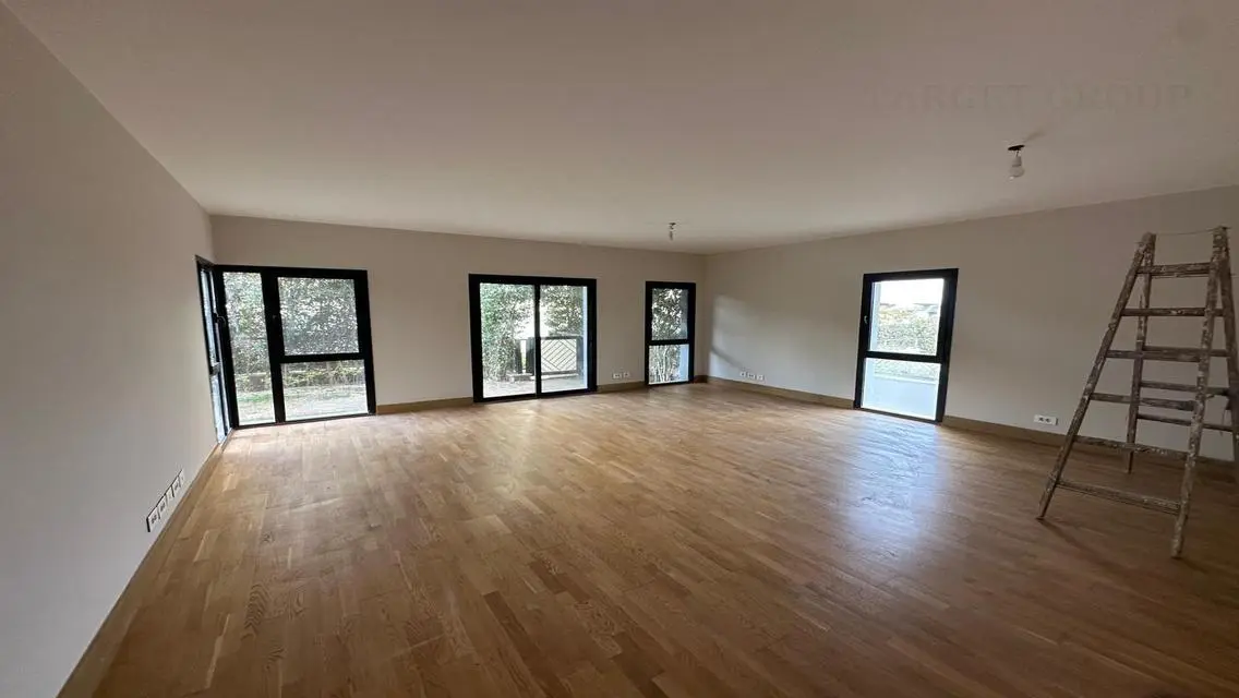 For rent ground floor apartment with garden