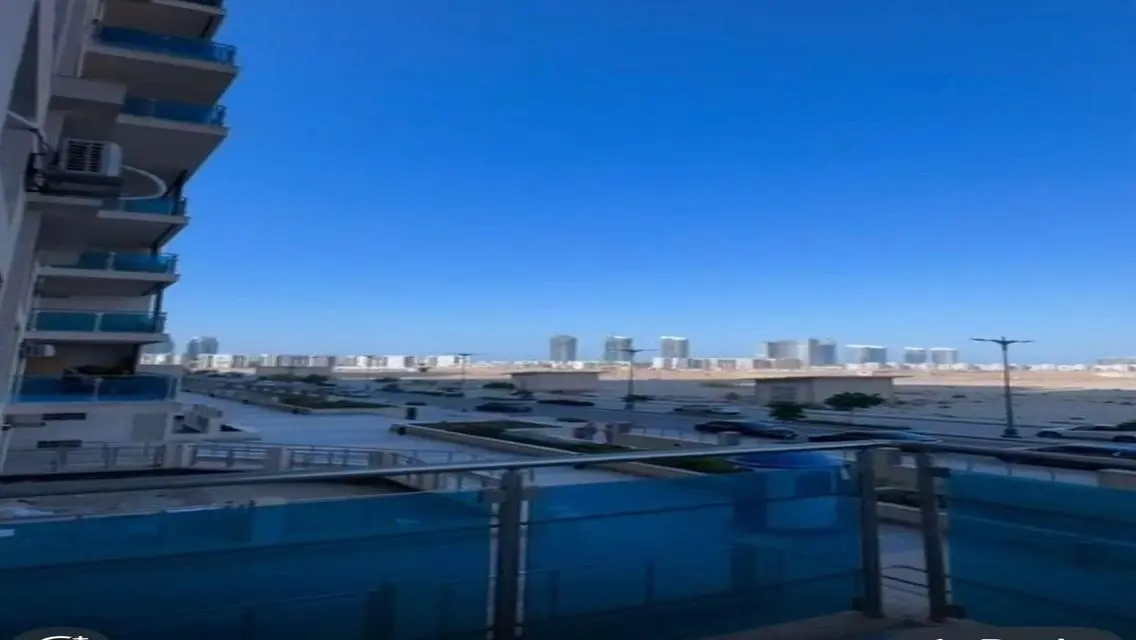 شاليه للبيع بالفرش والاجهزة في داون تاون العالمين