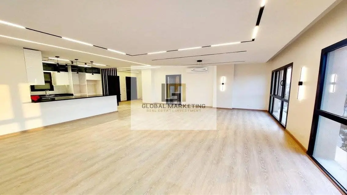 Ultra super deluxe finished apartment in Eastown