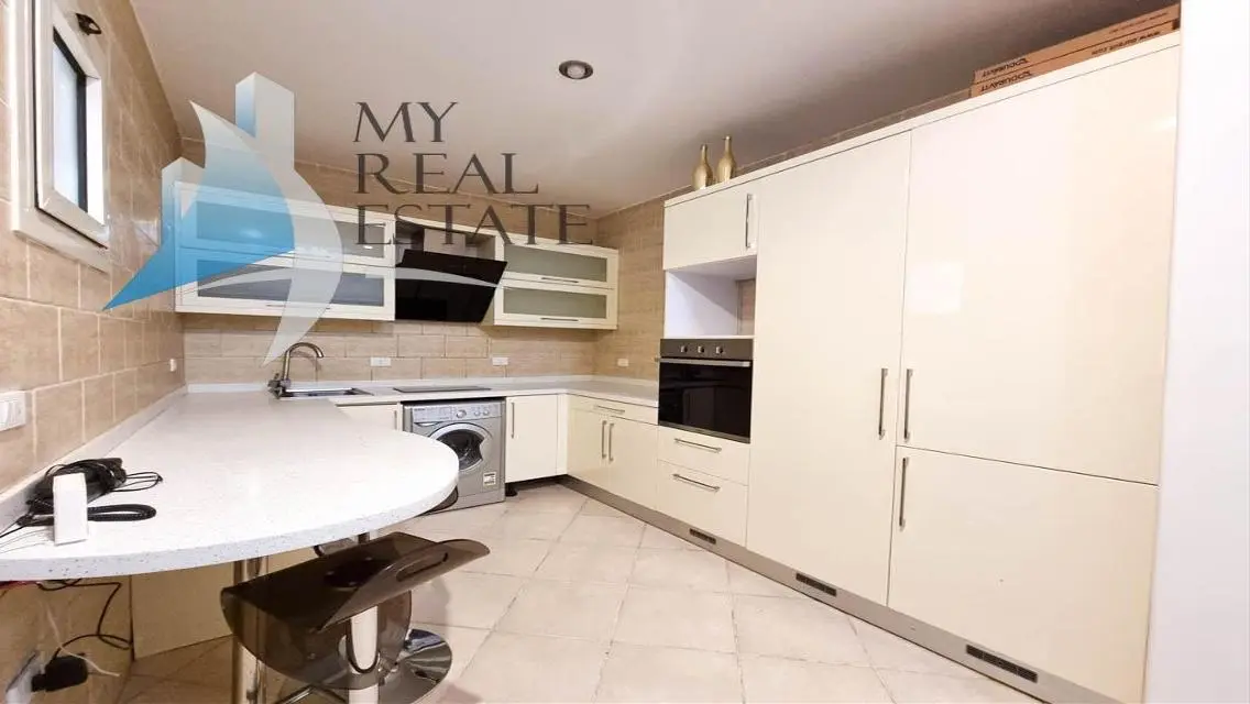 2 beds in the center with free beach access
