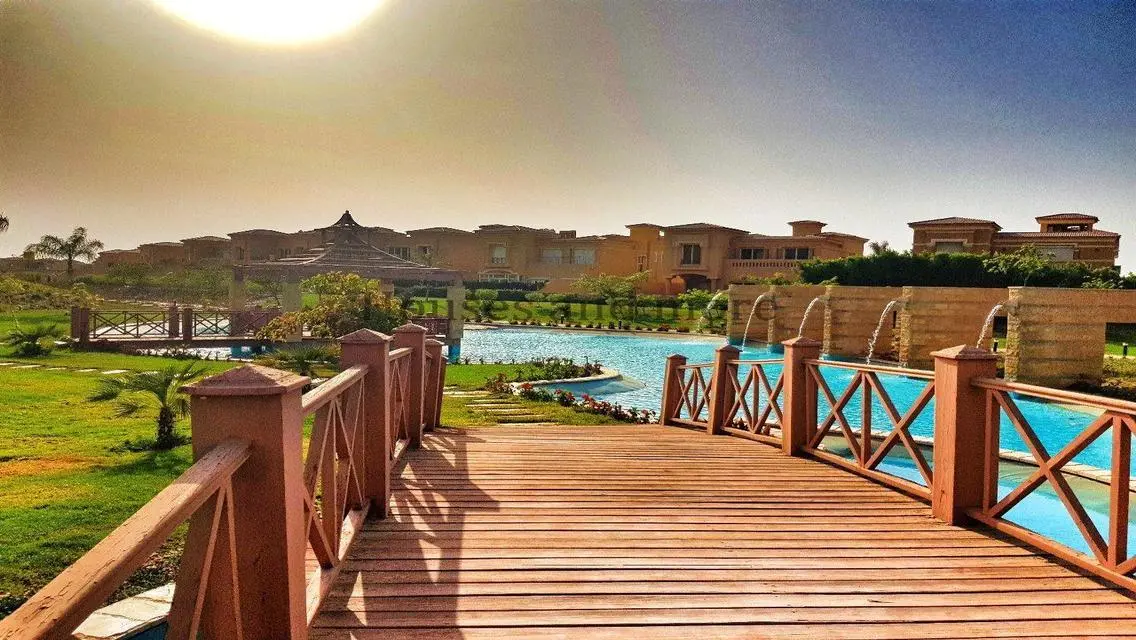 فيلا في رويال ميدوز بجوار النادى الاهلى الشيخ زايد
