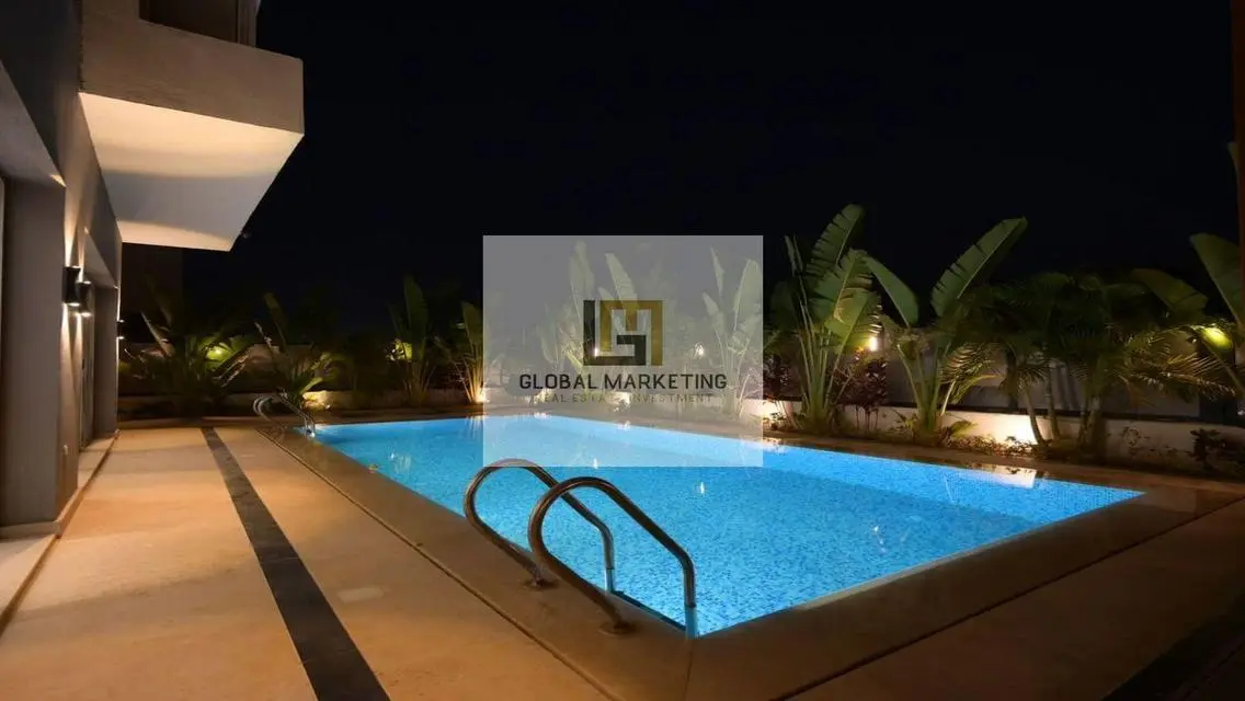 Modern furnished villa with pool for rent in Hyde