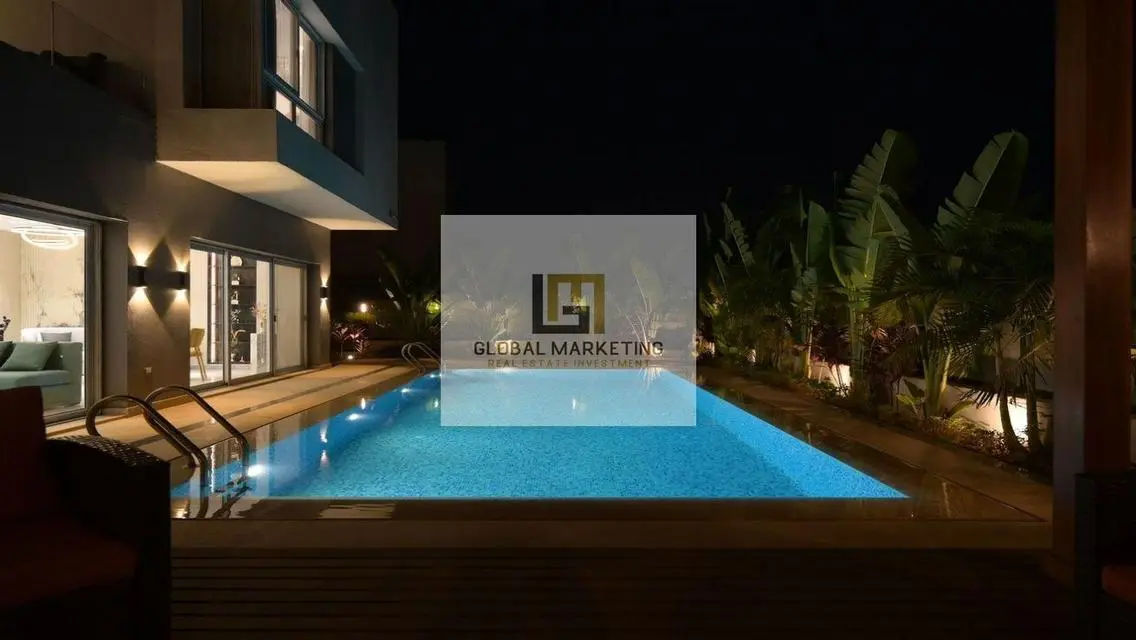 Modern furnished villa with pool for rent in Hyde