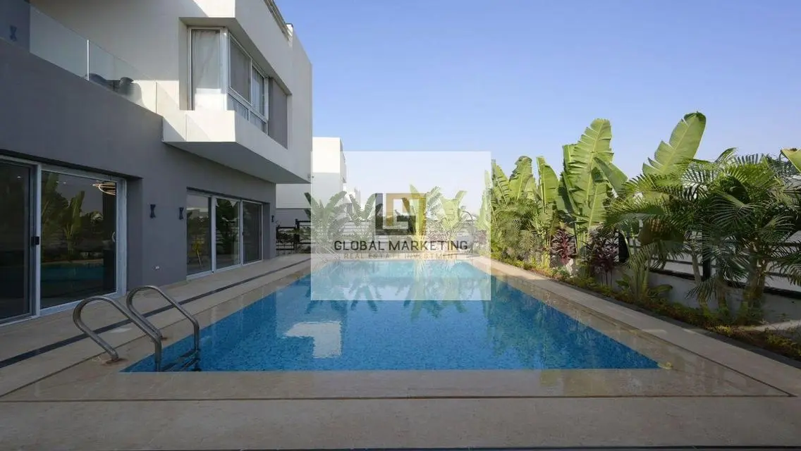Modern furnished villa with pool for rent in Hyde