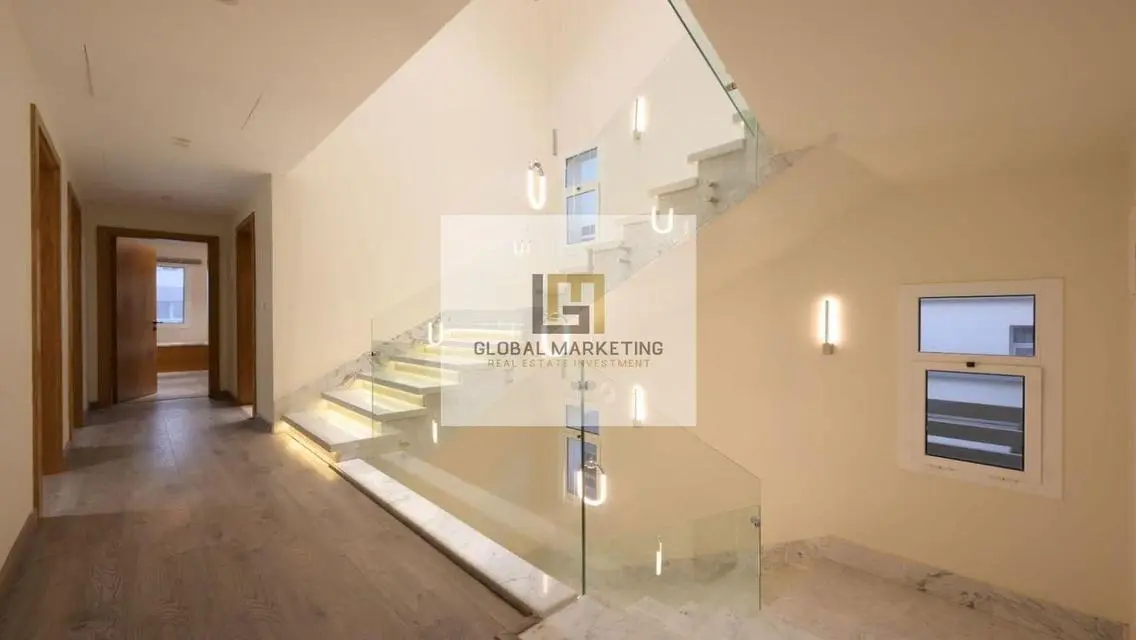 Modern furnished villa with pool for rent in Hyde