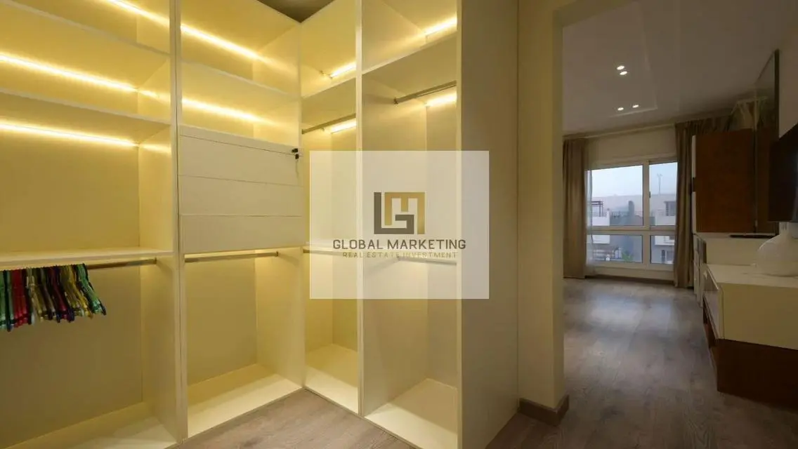 Modern furnished villa with pool for rent in Hyde