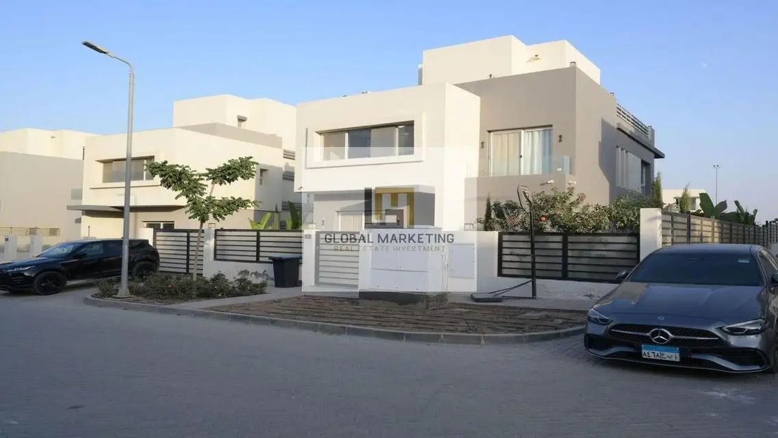 Modern furnished villa with pool for rent in Hyde