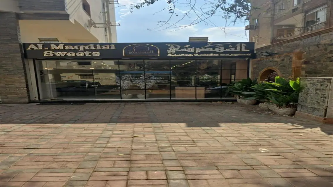 محل للايجار في اميز مكان في شارع 9 ثكنات المعادي