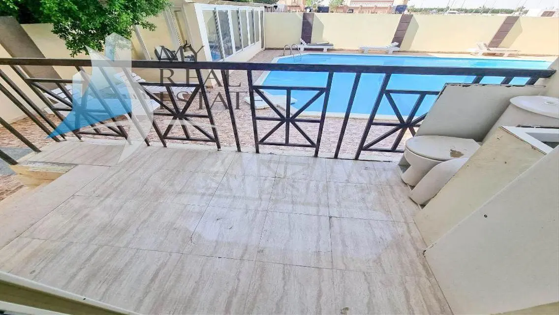 Apartment with direct access to the pool