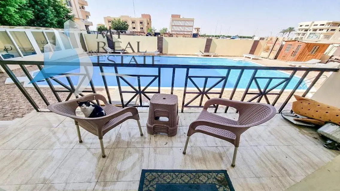 Apartment with direct access to the pool