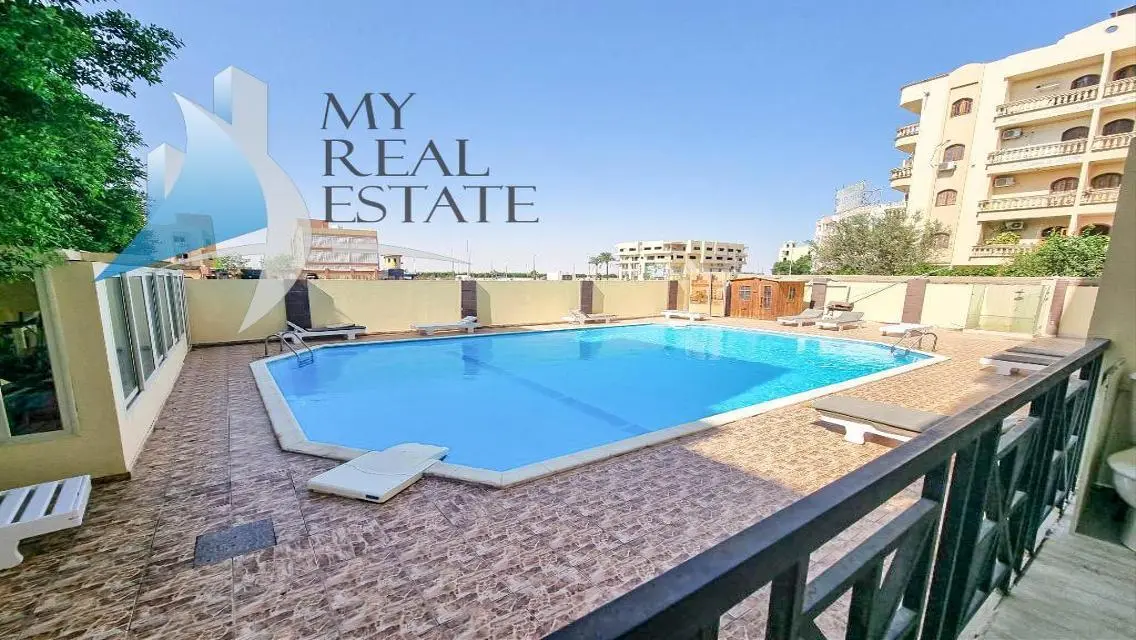 Apartment with direct access to the pool
