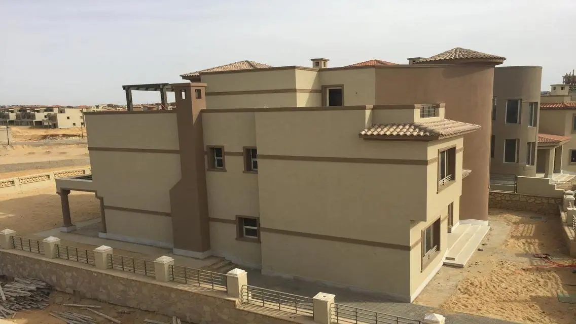 فيلا ببيزمنت وبنتهاوس في كمبوند بالم هيلز قطاميه