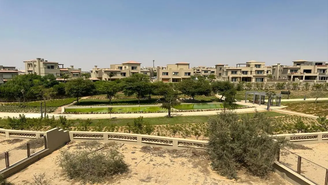 فيلا ببيزمنت وبنتهاوس في كمبوند بالم هيلز قطاميه