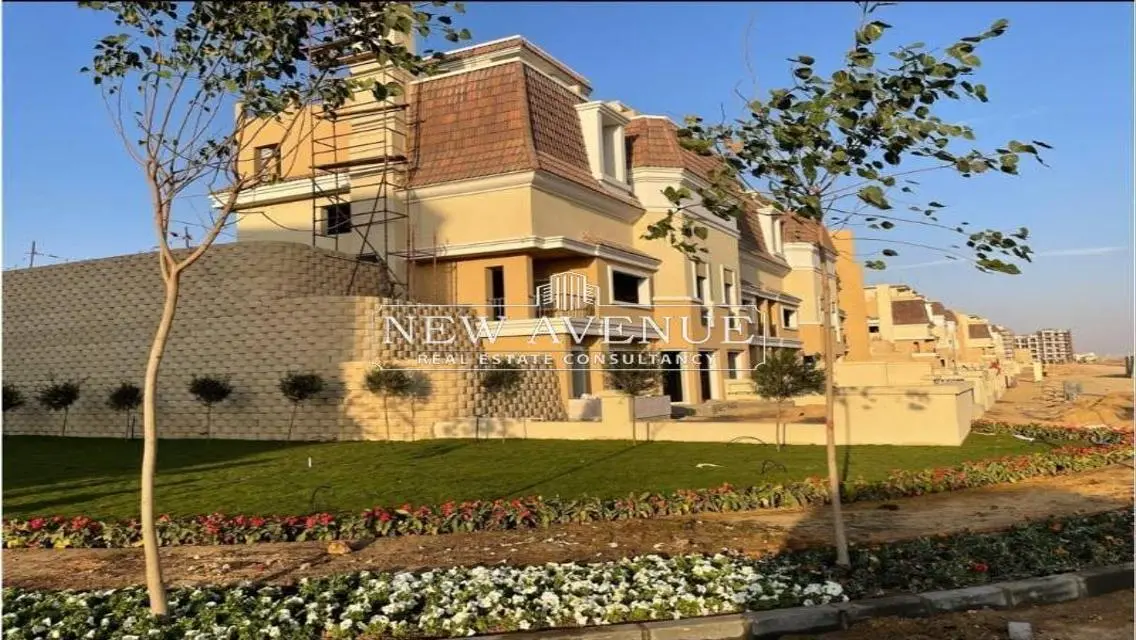 فيلا فاخرة للبيع مع حديقة خاصة وإطلالة رائعة