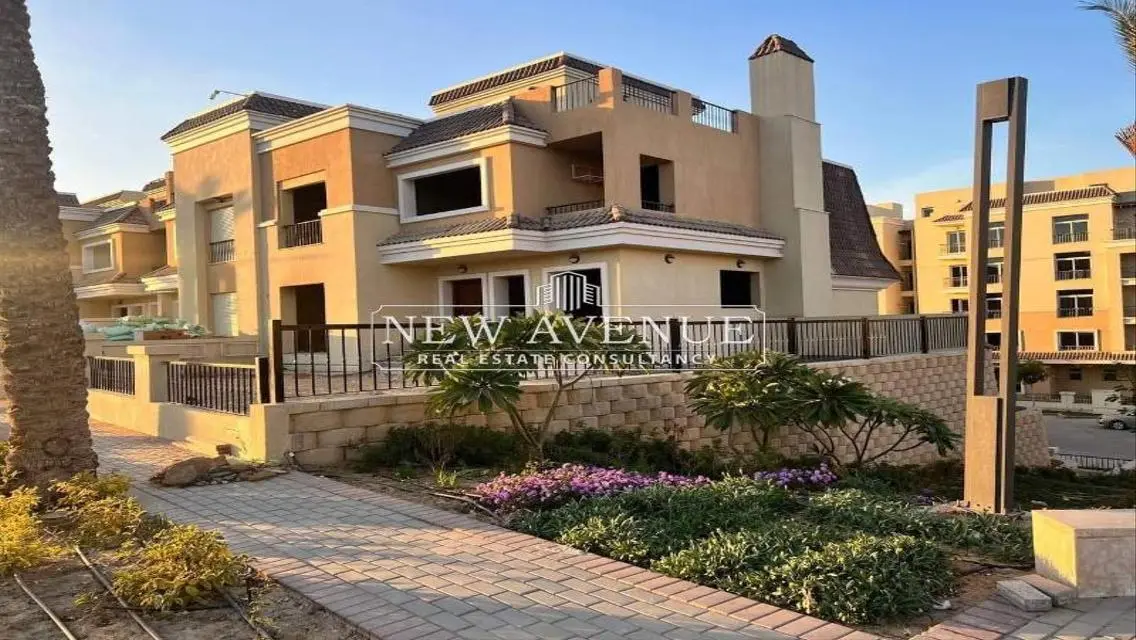 فيلا فاخرة للبيع مع حديقة خاصة وإطلالة رائعة