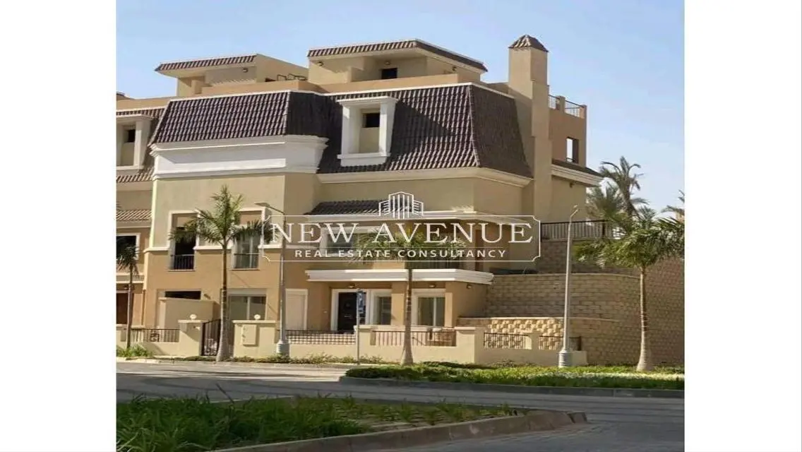 فيلا فاخرة للبيع مع حديقة خاصة وإطلالة رائعة