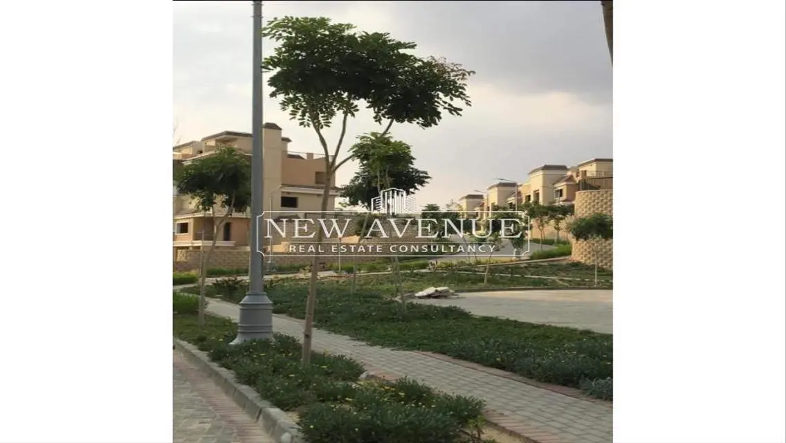فيلا فاخرة للبيع مع حديقة خاصة وإطلالة رائعة