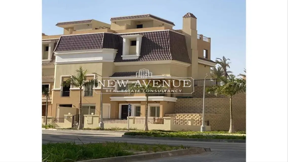 فيلا فاخرة للبيع مع حديقة خاصة وإطلالة رائعة
