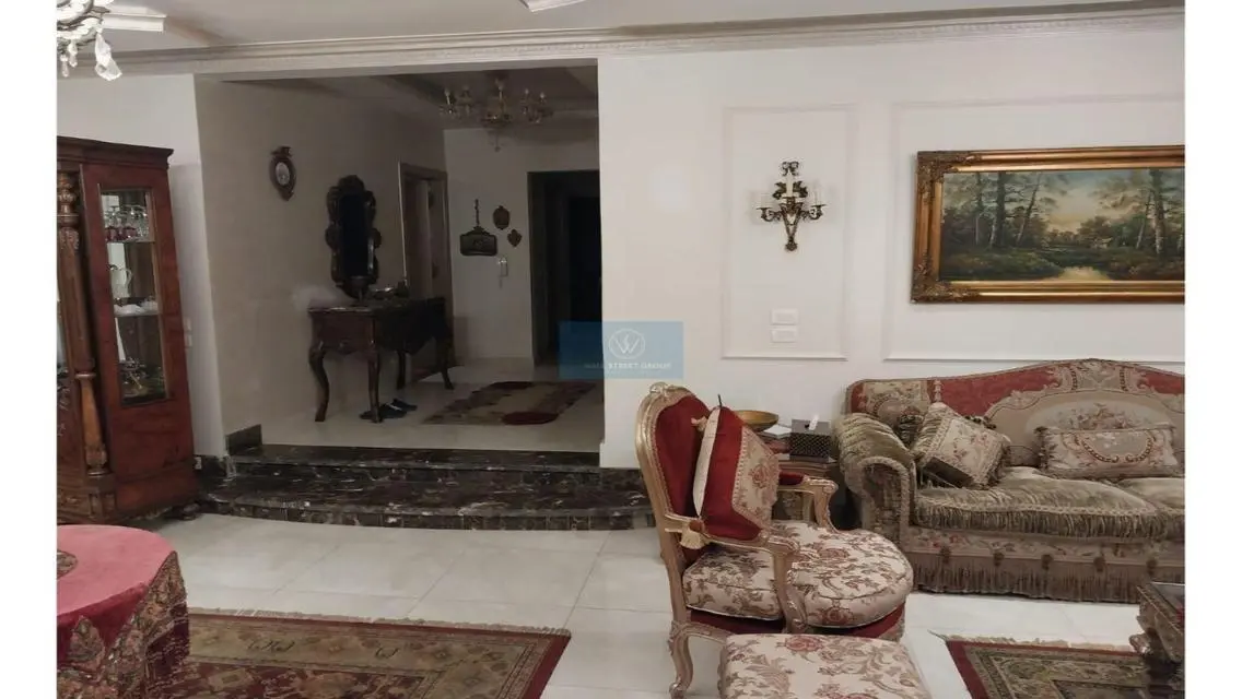 شقة مميزة مع شرفة للبيع - 5,900,000 جنيهاً