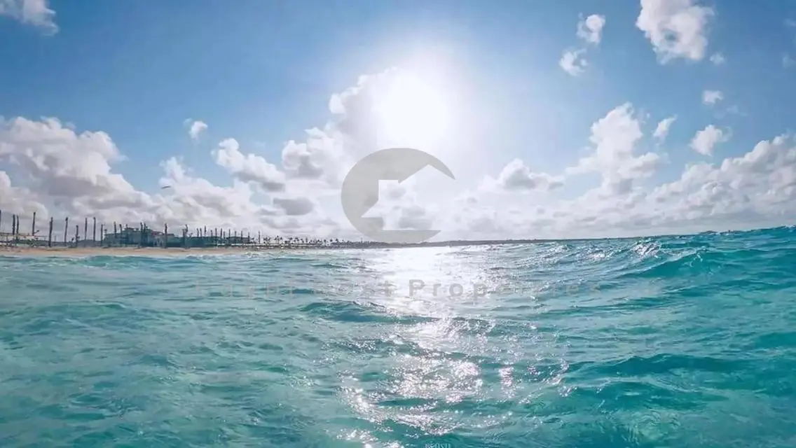 للبيع شاليه في صافيه راس الحكمة مقدم0% على 10 سنين