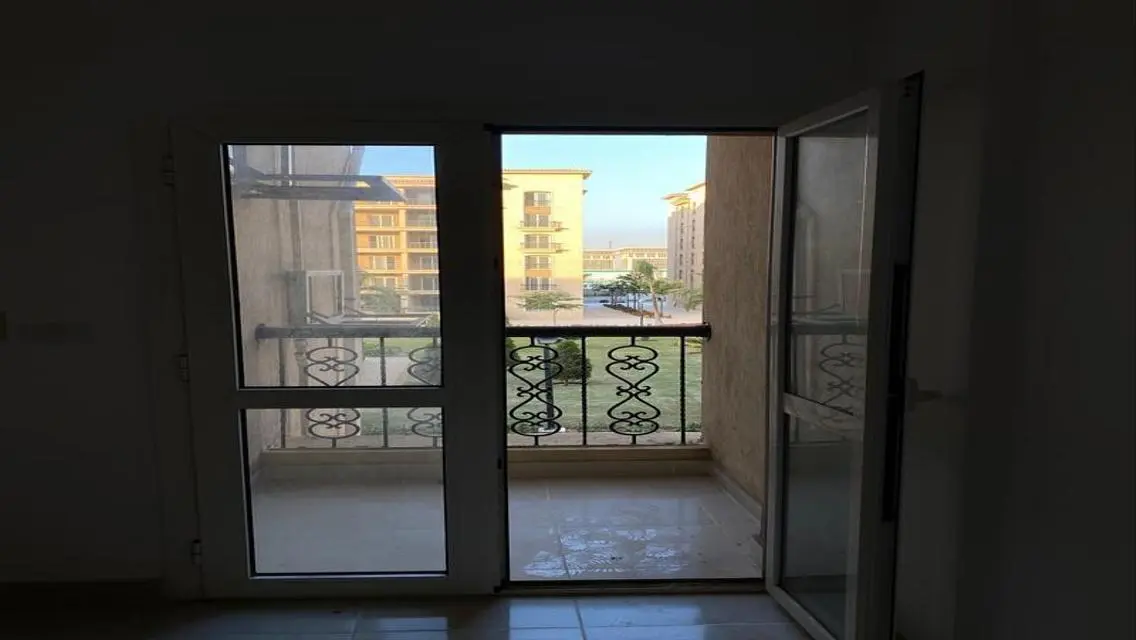 امتلك شقه ارضى بدون حديقه فى مدينه الرحاب 92م