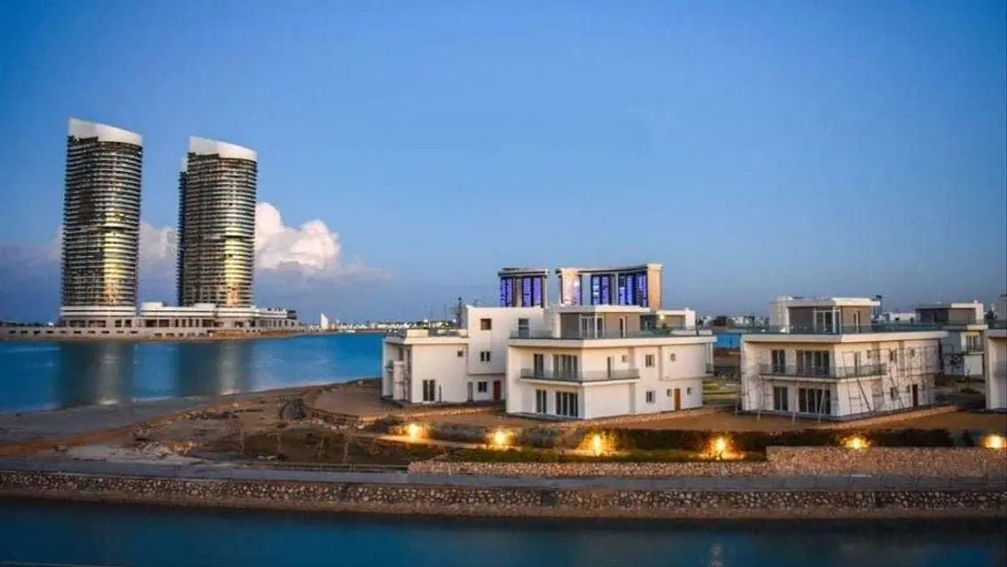 شالية كورنر بفيو خيالي بجوار ابراج العلمين مباشرة